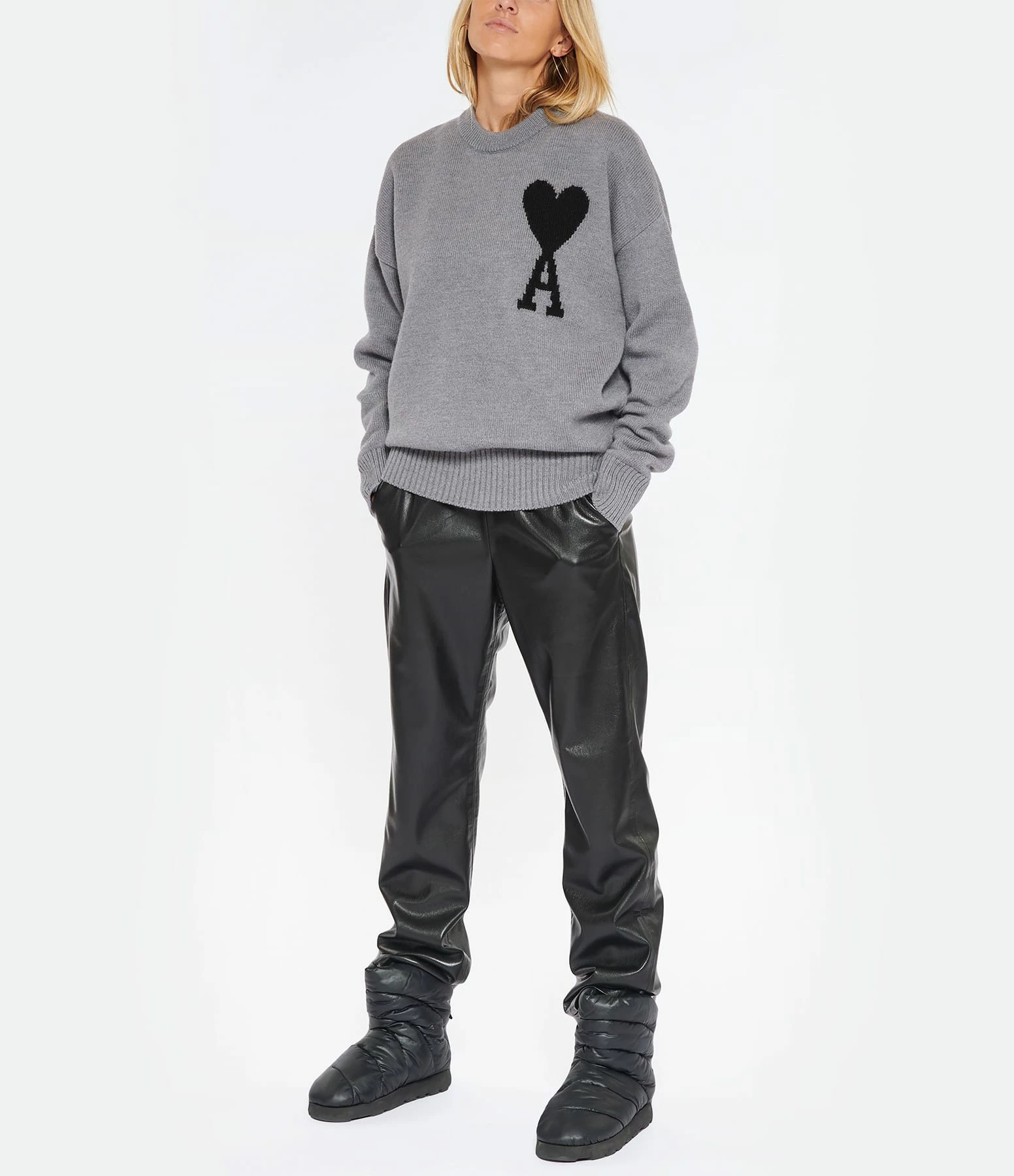 AMI Paris Pull Unisexe Oversize Ami De Cœur Col Rond Laine Gris Noir 4 AMI Paris Pull Unisexe Oversize Ami De Cœur Col Rond Laine Gris Noir – Image 4
