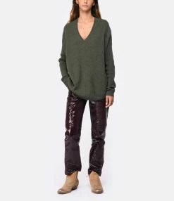 Kujten Pull Misha Col V Oversize Cachemire Kaki Foncé -Majestic Filatures shop kujte look20220929 746