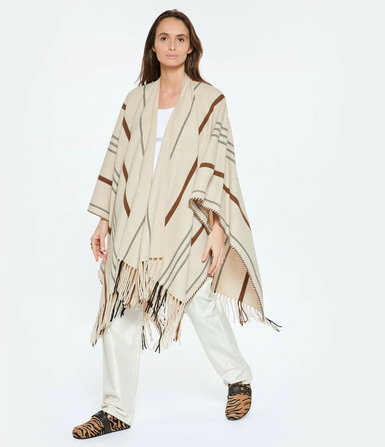 Kujten Cape à Franges Hamsa Cachemire Nude 3 Kujten Cape à Franges Hamsa Cachemire Nude – Image 3