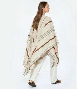 Kujten Cape à Franges Hamsa Cachemire Nude 7 Kujten Cape à Franges Hamsa Cachemire Nude -Majestic Filatures shop kujte look20230124 416