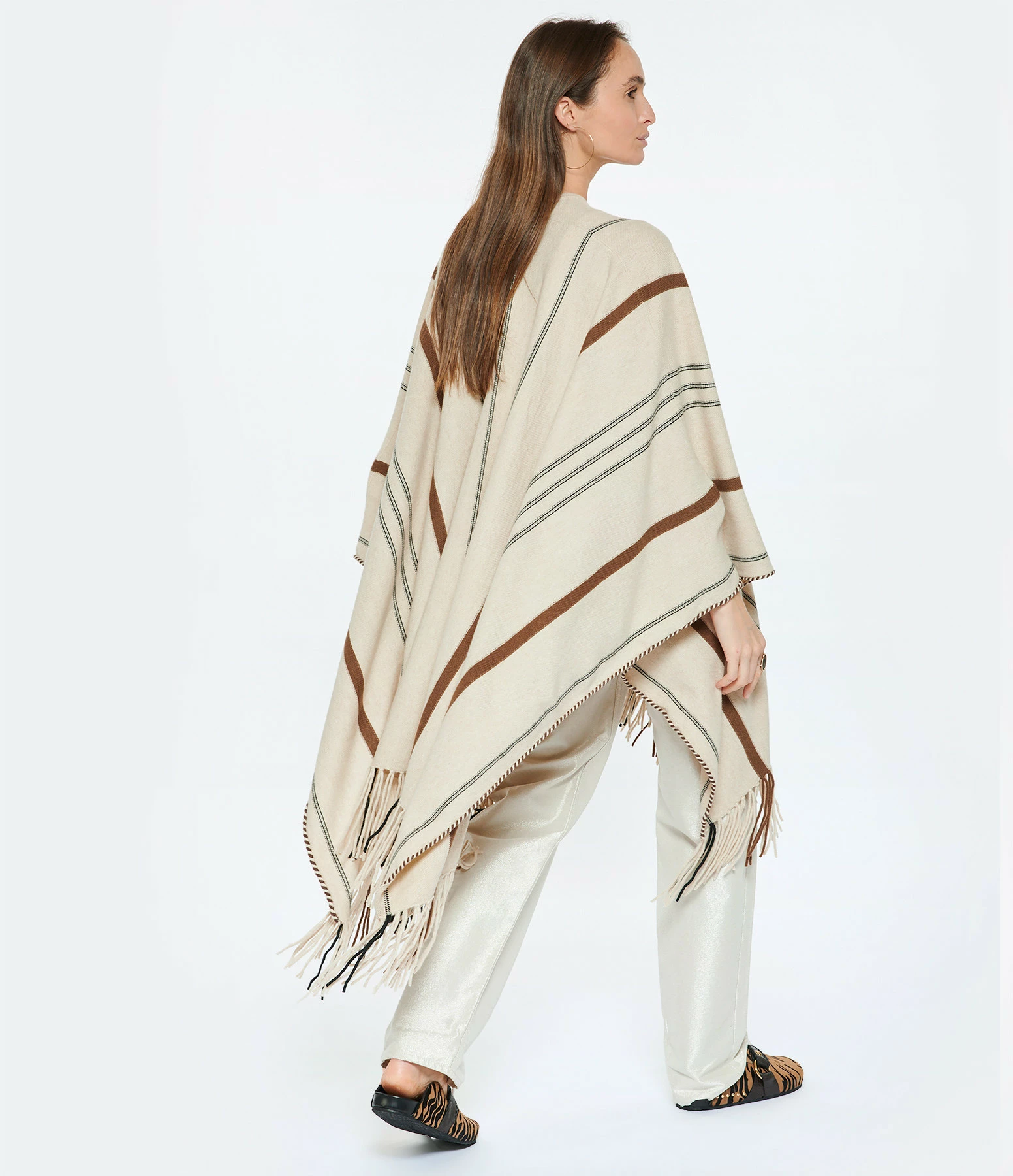 Kujten Cape à Franges Hamsa Cachemire Nude 4 Kujten Cape à Franges Hamsa Cachemire Nude – Image 4