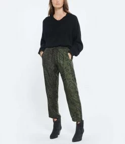 LOULOU STUDIO Pull Col V Cachemire Noir -Majestic Filatures shop loulo look20220801 193