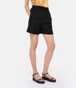 LOULOU STUDIO Short Seto Lin Noir 6 LOULOU STUDIO Short Seto Lin Noir -Majestic Filatures shop loulo look20230223 184