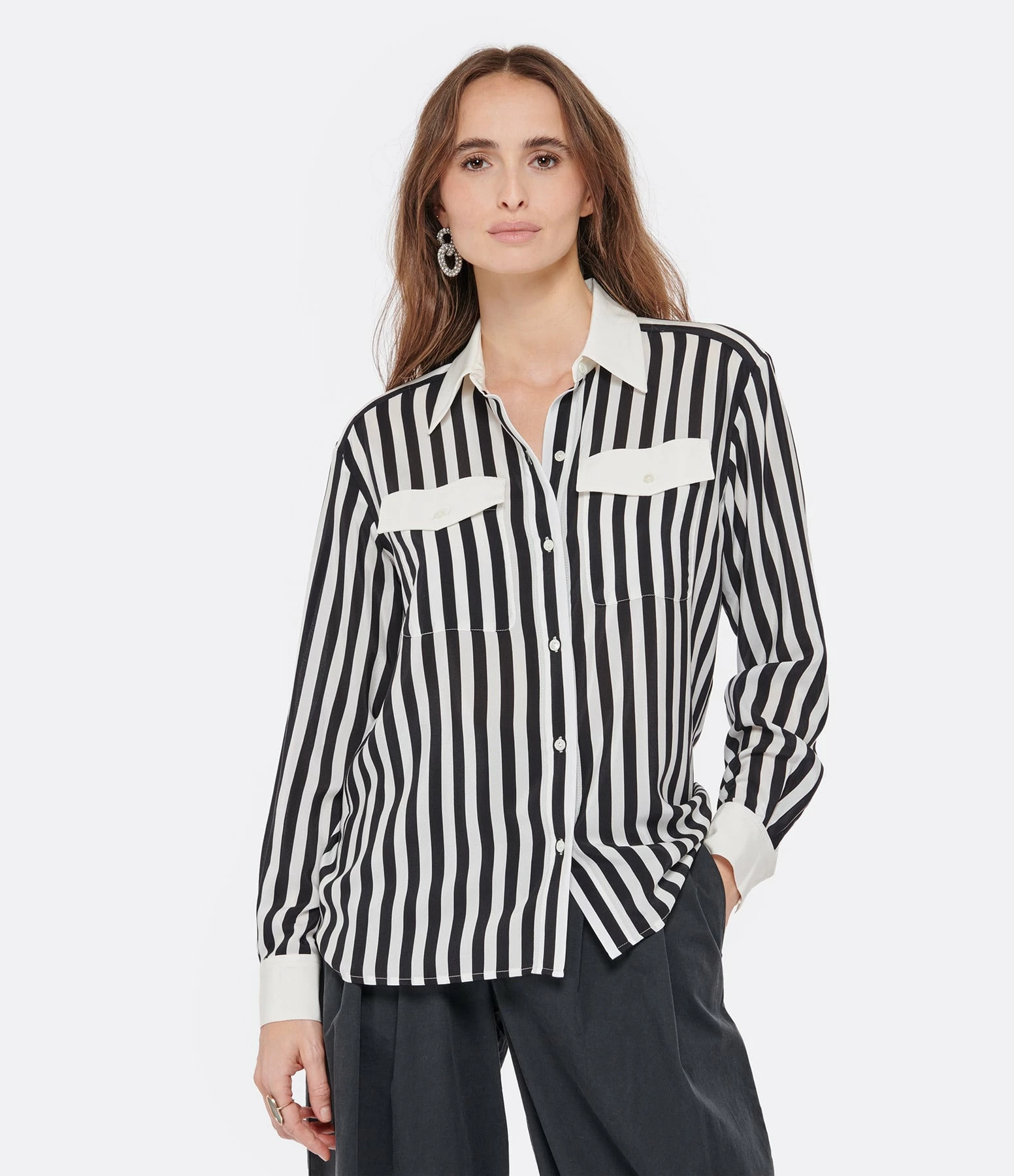 NILI LOTAN Chemise Elsa Soie Rayures Noir Blanc 3 NILI LOTAN Chemise Elsa Soie Rayures Noir Blanc – Image 3