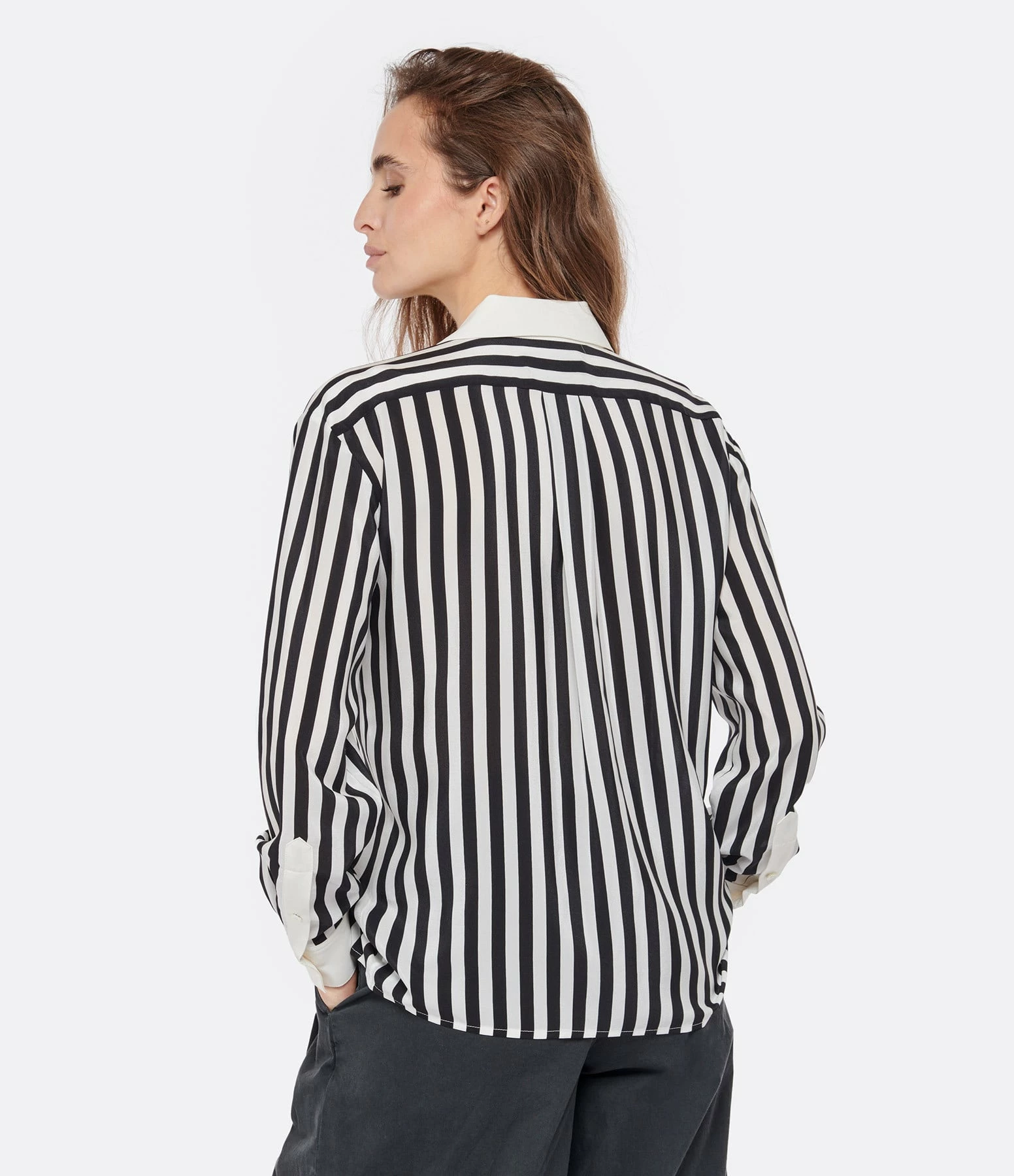 NILI LOTAN Chemise Elsa Soie Rayures Noir Blanc 5 NILI LOTAN Chemise Elsa Soie Rayures Noir Blanc – Image 5